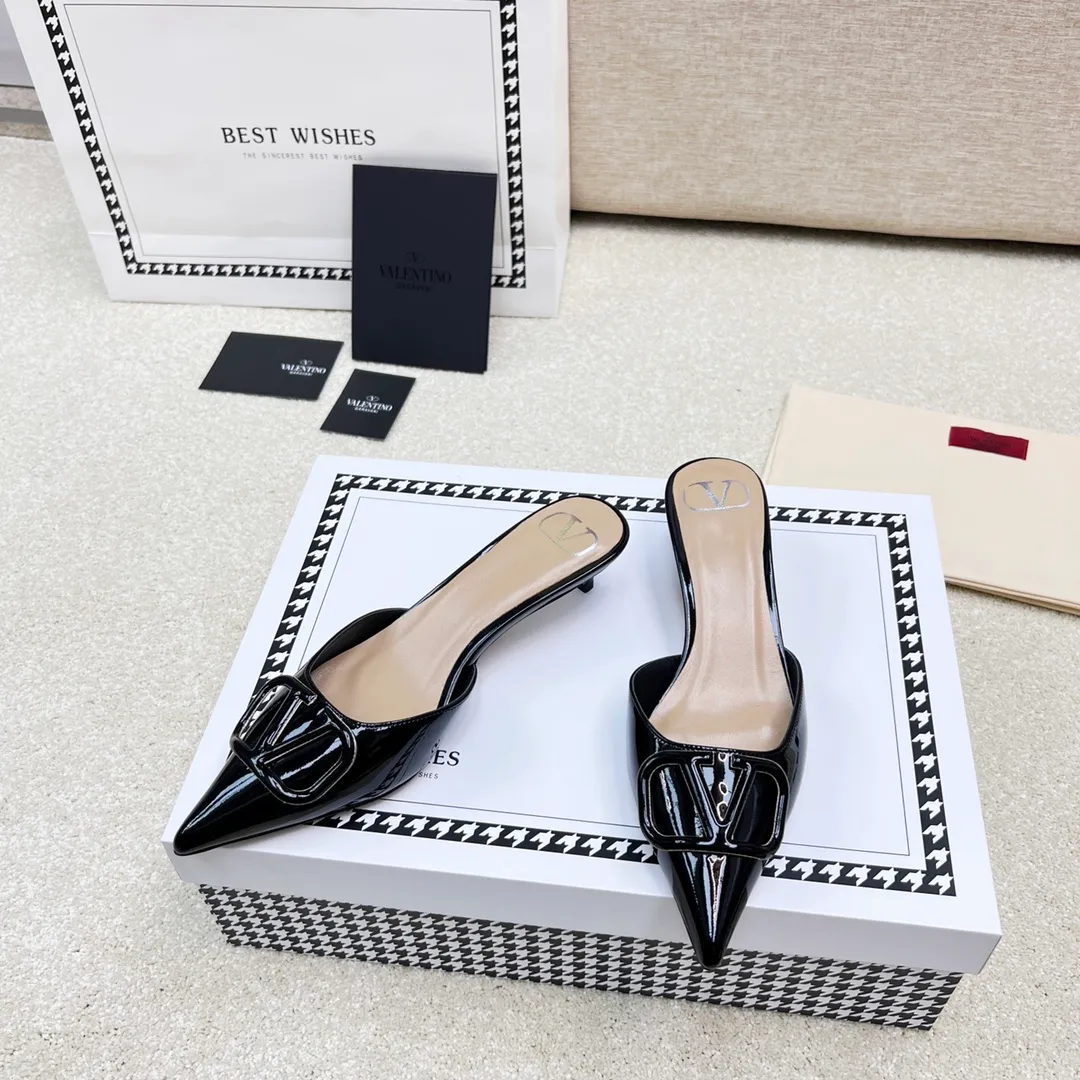 👟👟Ex-factory price 500👟👟 VALENTINO latest V Logo buckle back empty slippers 🔥🔥🔥 🕳️🕳️🕳️ Exclusive original 1-1 development, no goods without the original 〰 ɪɴѓᴏʀᴍᴀᴛɪᴏɴ 〰 Buckle: V-LoGo leather buckle Material: Imported patent leather Lining: full-grain sheepskin Outsole: Italian through-dyed cowhide Midsole: Italian original craft material Process: computer stitching, machine shaping Heel height: 4.0/8cm Made in Italy 🇮🇹 Ready-made code: 35 36 37 38 39 Ready-made custom code: 34 40 41 Delivery period 1-3 days Not retreating